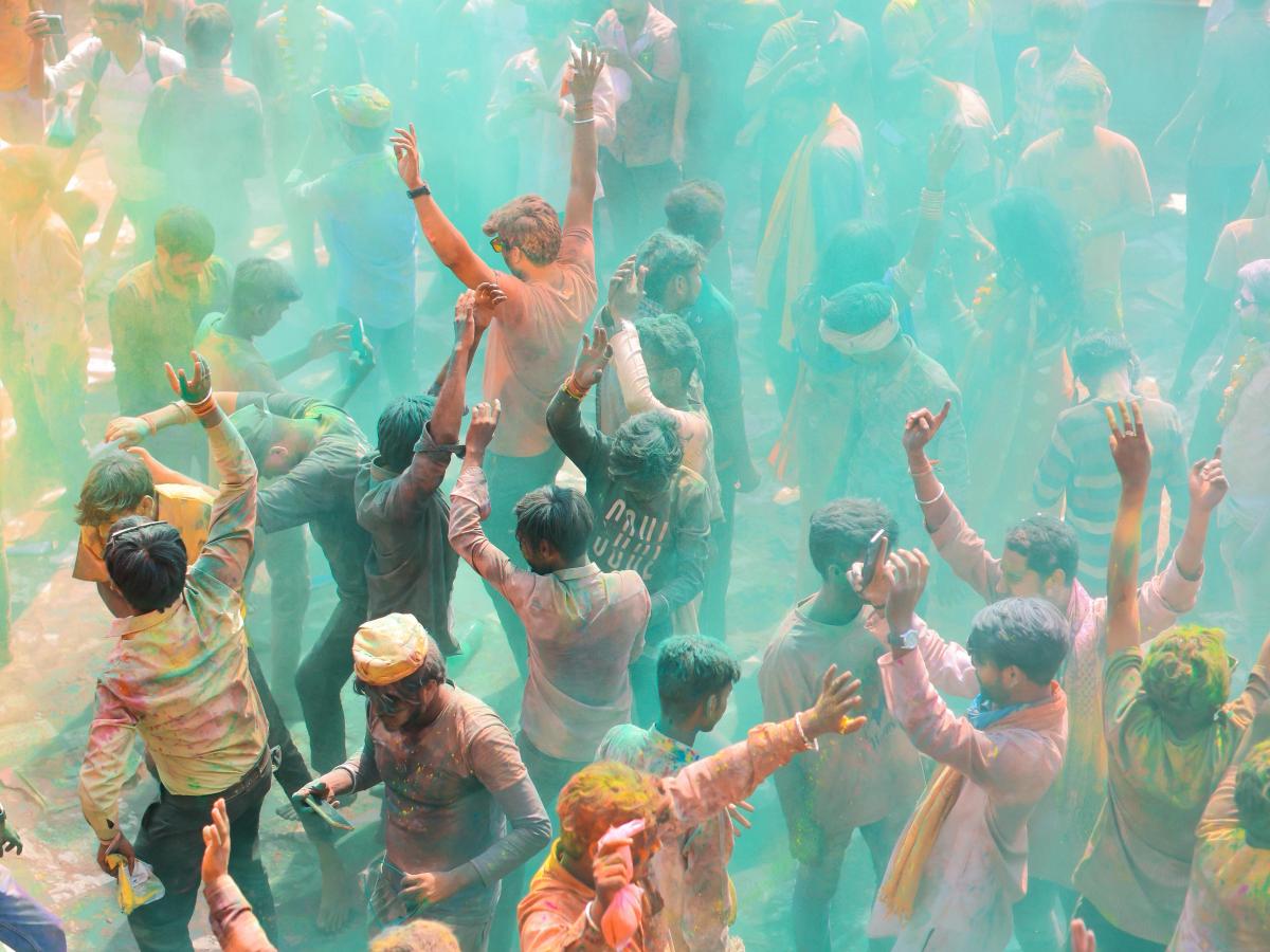 “Holi Festival” in Vrindavan: the complete guide to the explosion of colors and&nbsp;spirituality.