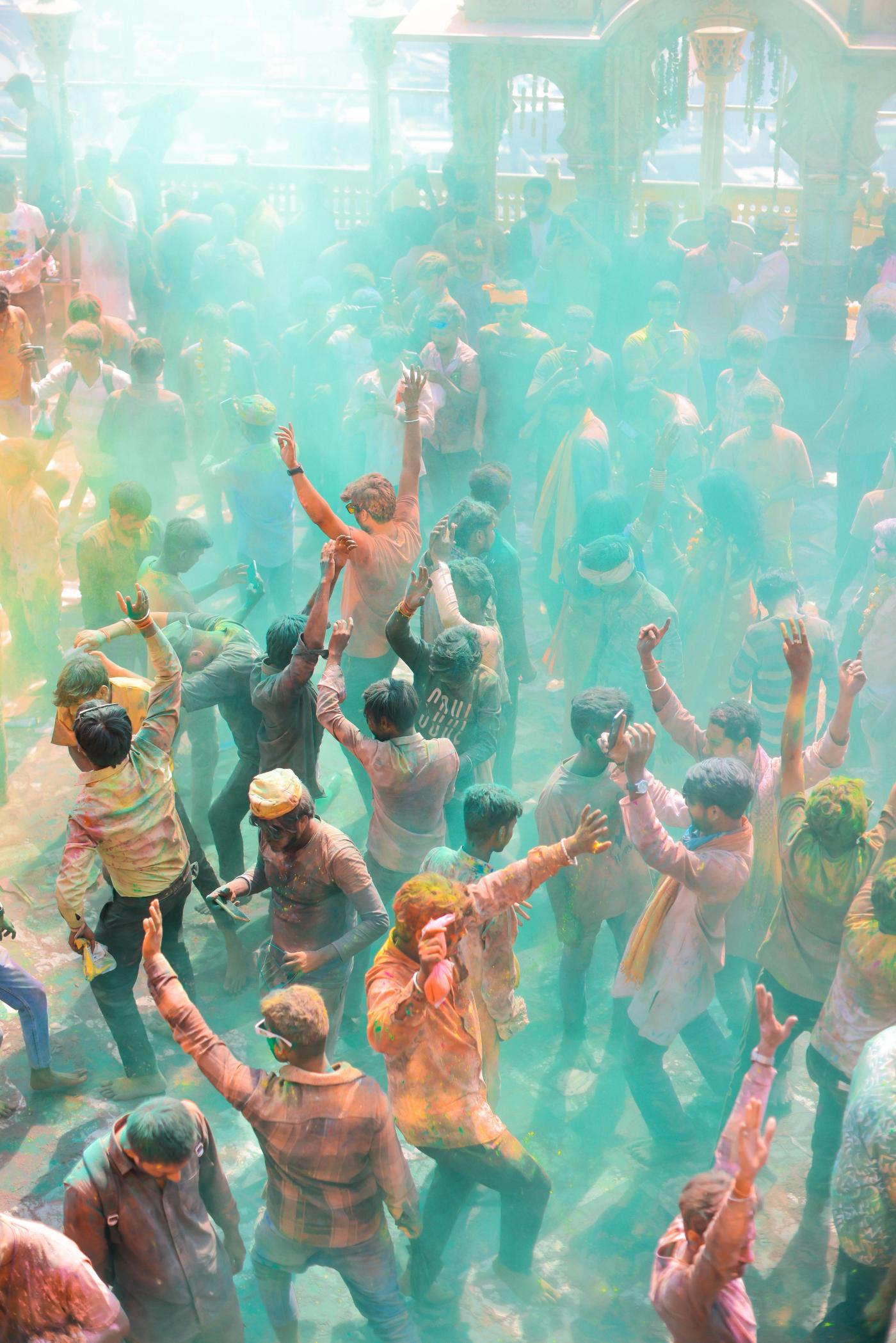 Festa dei colori Holi al Temple Vrindavan Barsana